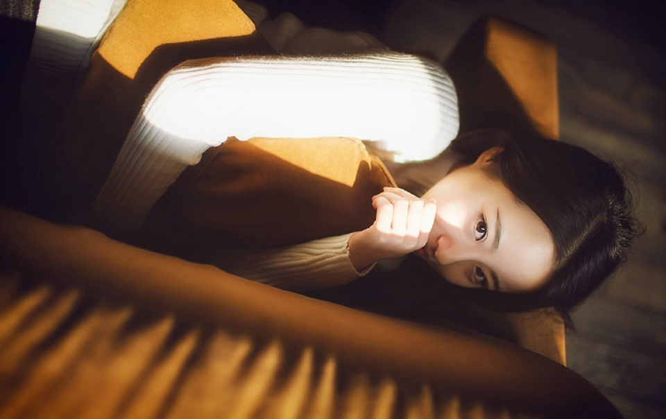 就这么望著吧，直到把浮世望成眼睫上的尘埃。如果，子夜想醉，有什么比叹息更畅怀的?子夜想歌，有什么比忘川之水更能断愁?——三毛